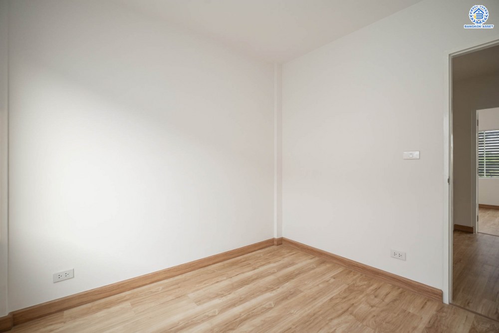 บ้านมือสองตกแต่งใหม่ โครงการ เดอะทรัสต์ทาวน์ ราชพฤกษ์-รัตนาธิเบศร์ เนื้อที่ 19.7 ตร.ว. ฟังก์ชัน 3 ห้องนอน 2 ห้องน้ำ 2 ที่จอดรถ บ้านสวยจากแบรนด์ Q.House บนทำเลติดถนนราชพฤกษ์ เดินทางสู่ใจกลางเมืองได้อย่างรวดเร็ว ใกล้รถไฟฟ้าสายสีม่วง "สถานีบางรักน้อยท่าอิฐ"